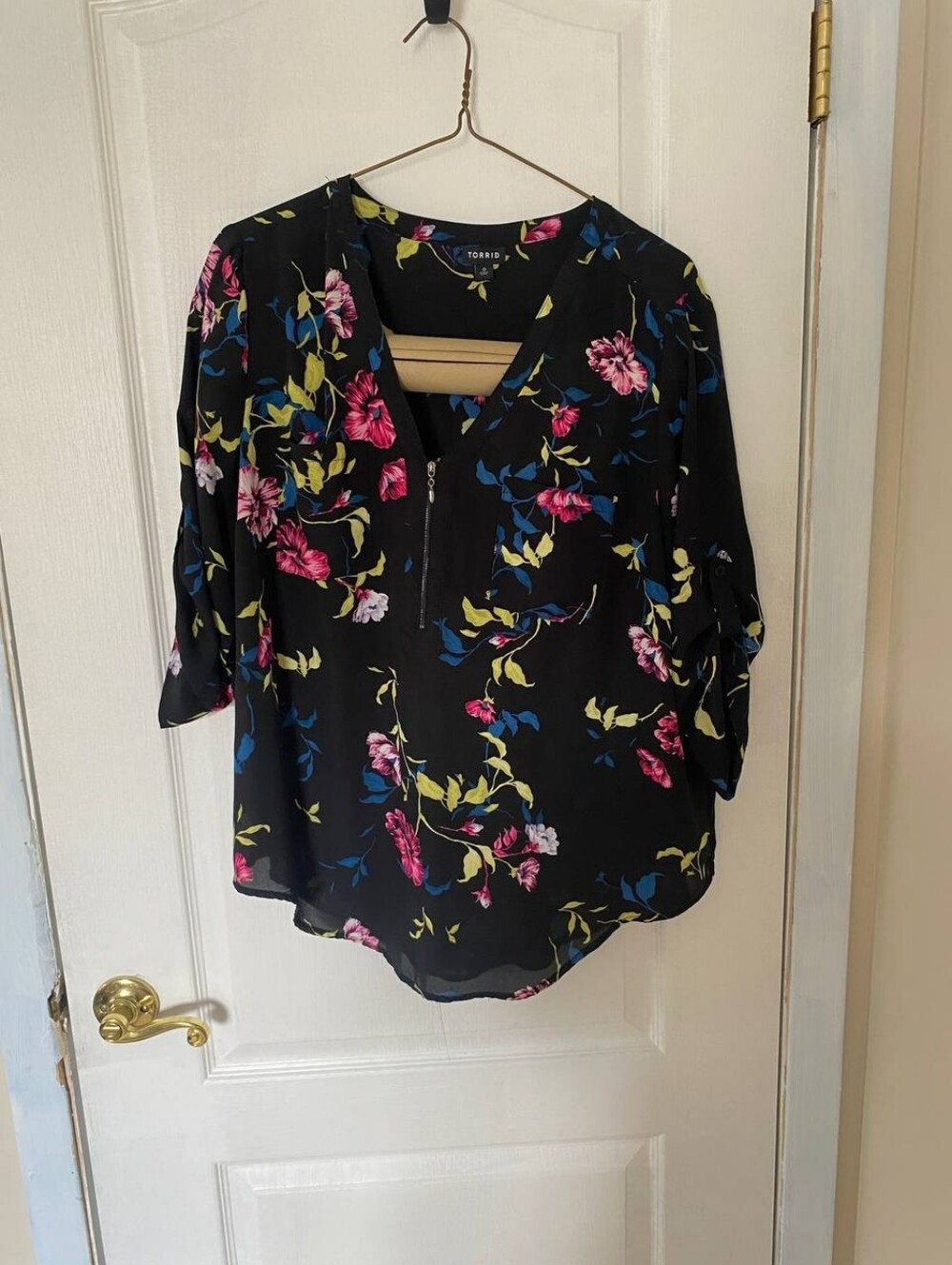 Torrid Black Floral Blouse with Zipper Front and Adjustable Sleeves Size 0